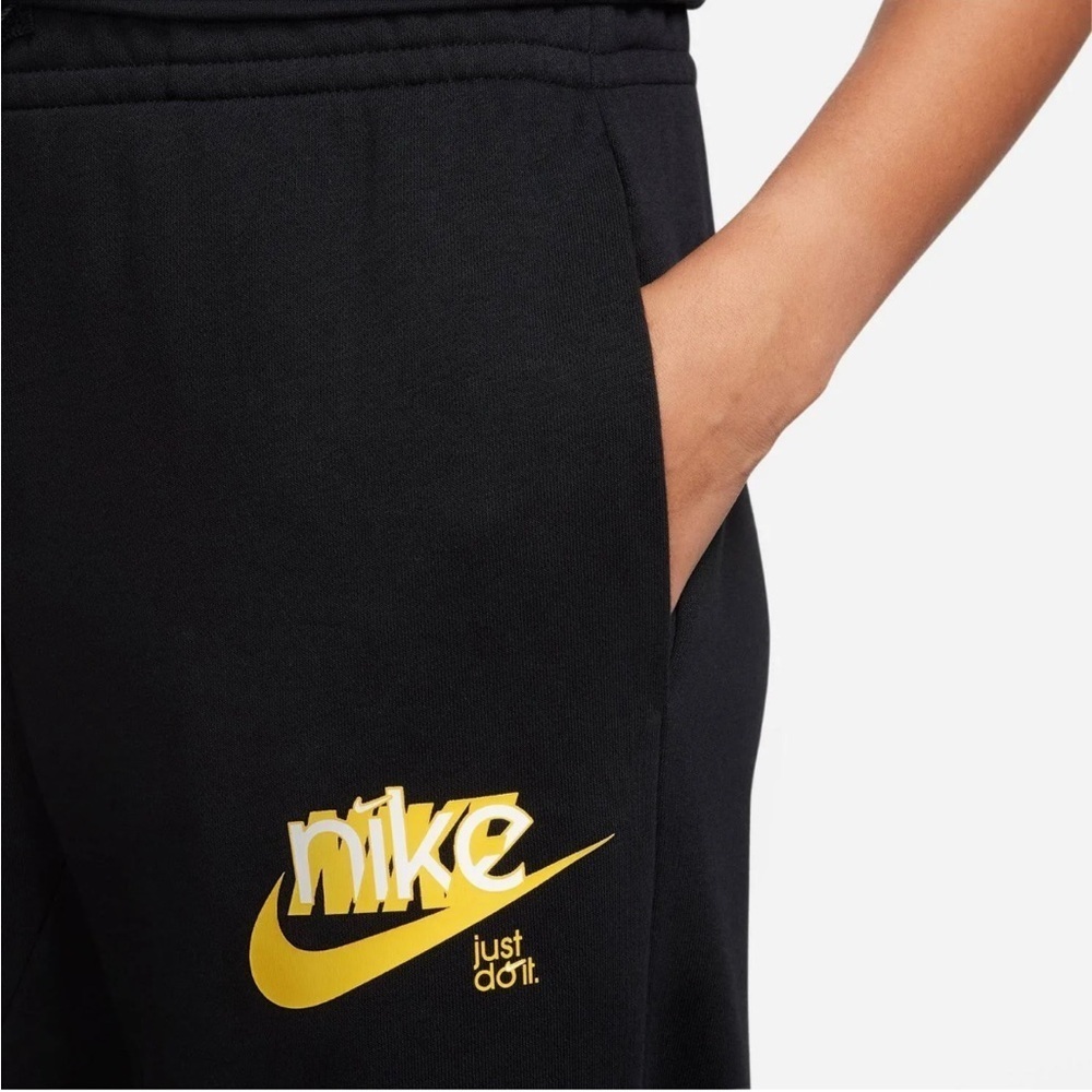 NWT Nike Sportswear Club Fleece
Women's Wide Leg Mid Rise Sz L in black - Picture 3 of 12